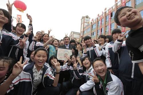 在马会的捐款支援下，绵阳市游仙区忠兴镇香港马会初级中学新校舍已经建成，再次恢复昔日的热闹