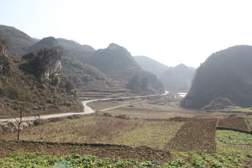  山间小路蜿蜒曲折，延伸进大山深处。