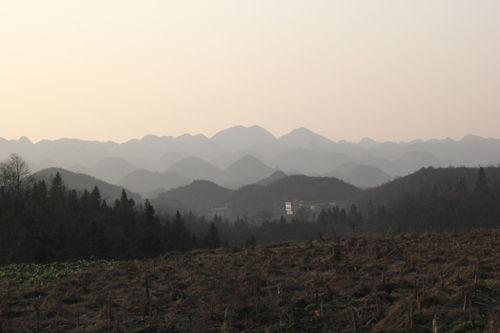 再次上路，夕阳西下，美丽的景色展现在眼前。只可惜在这里，美景常常与贫穷相伴。