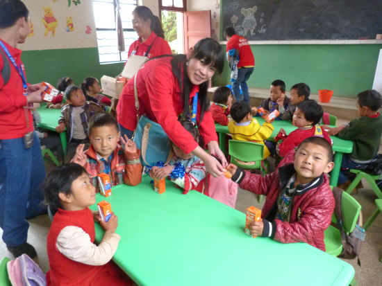 沃尔玛云南的员工支援者向石林县松子园小学同学发送营养餐