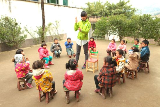 “奇异多彩课堂”启蒙山村学童第一课