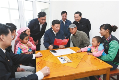 8月23日上午，习近平在青海省海东市互助土族自治县五十镇班彦村村民吕有金家察看《扶贫手册》，了解扶贫措施落实情况。

新华社记者 兰红光 摄