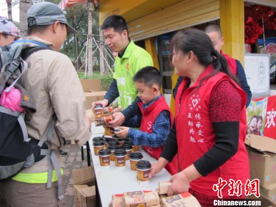 6万余深圳市民参与百公里大型徒步走活动