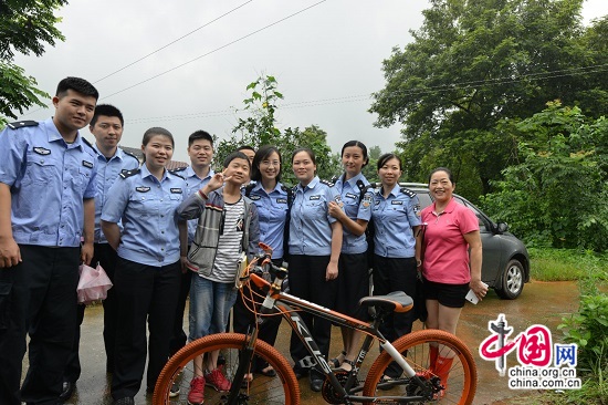 湖南省常德交警为贫困学生送上爱心物资