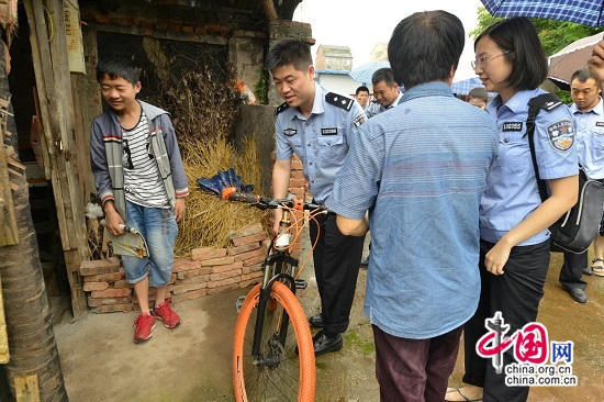 湖南省常德交警为贫困学生送上爱心物资