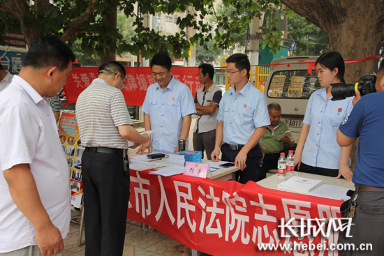 “为群众办实事志愿服务周”活动现场。新乐法院供图