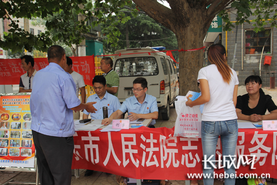 活动现场为群众解决法律疑惑。新乐法院供图