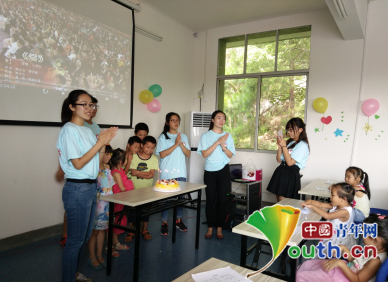 山东师范大学第十八届研究生支教团在荣昌陶青少年实训基地市民学校开展“七彩假期，快乐童年”活动。