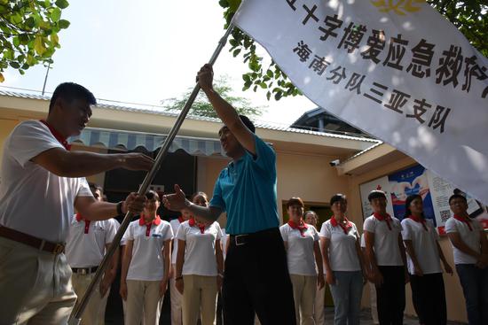 王海京副会长为救护队授旗