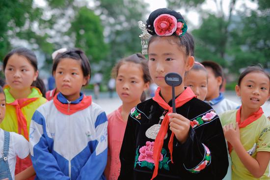 路虎关爱无止境青少年视力关爱走进贵州为孩子们进行视力筛查