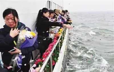 2015年清明节期间，300名参与骨灰撒海海上共祭活动的北京市民将鲜花撒进大海，以祭奠缅怀逝去的亲人。    新京报记者尹亚飞摄