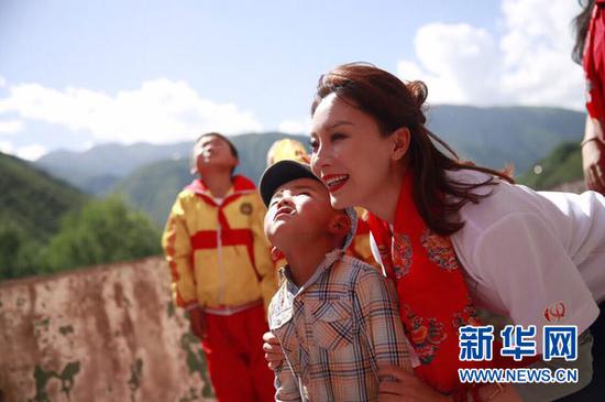 陈数和马尔康当地的小学生在一起