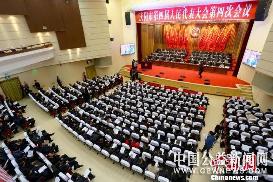 1月13日，甘肃省庆阳市招开第四届人民代表大会第四次会议。　高展 摄