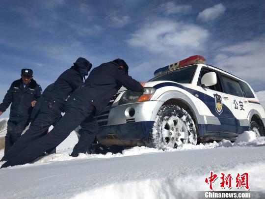 图为执法队员冒雪检查。　李永鹏 摄