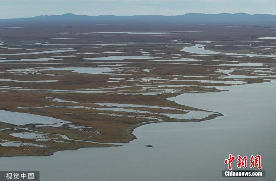 资料图：当地时间9月17日，美国阿拉斯加州加德纳里附近的冻土带。据报道，由于全球温度升高，在阿拉斯加近85%的地方发现多年冻土开始融化。图片来源：视觉中国