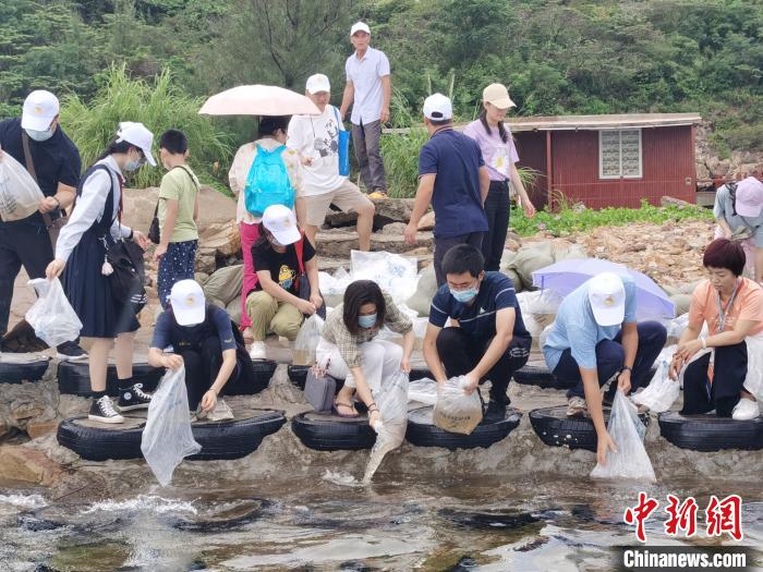 放流现场 郑小红 摄