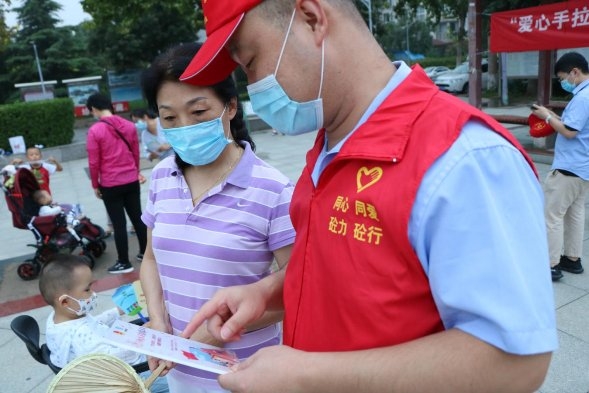 社企共建手拉手，捐赠图书献爱心