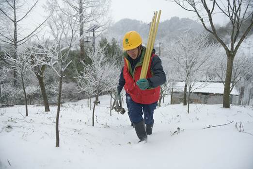 冰雪中的逆行者