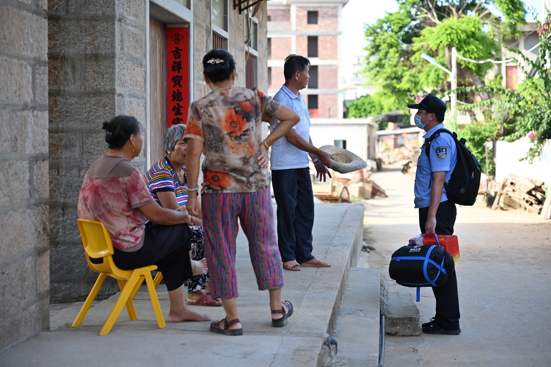 海岛上的“睡袋民警”