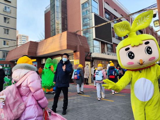 新安排、新目标，各地中小学形式多样迎接学生返校