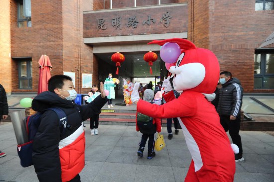 新安排、新目标，各地中小学形式多样迎接学生返校