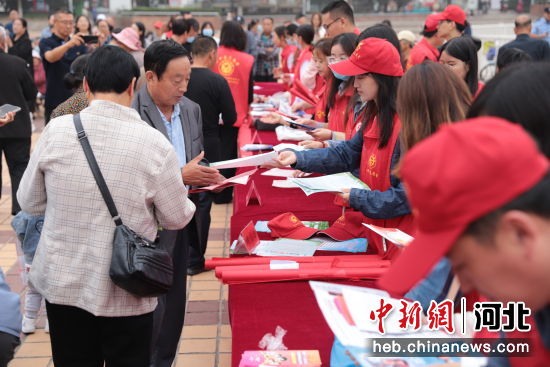 在玉田县文明实践集中活动日，特色志愿服务队为群众服务活动现场。 叶剑宇 摄